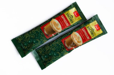 Lviv, Ukrayna - 2 Ocak 2025: Jacobs Klasik Cappuchino çubuğu, yeni tasarım