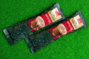 Lviv, Ukrayna - 2 Ocak 2025: Jacobs Klasik Cappuchino çubuğu, yeni tasarım