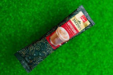 Lviv, Ukrayna - 2 Ocak 2025: Jacobs Klasik Cappuchino çubuğu, yeni tasarım