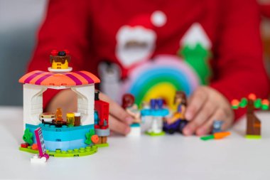 Lviv, Ukrayna - 2 Ocak 2025: LEGO Friends oynayan çocuğa yakın çekim