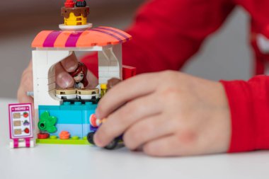 Lviv, Ukrayna - 2 Ocak 2025: LEGO Friends oynayan çocuğa yakın çekim