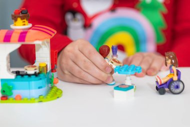 Lviv, Ukrayna - 2 Ocak 2025: LEGO Friends oynayan çocuğa yakın çekim