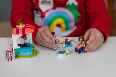 Lviv, Ukrayna - 2 Ocak 2025: LEGO Friends oynayan çocuğa yakın çekim