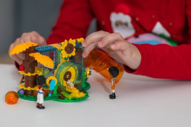 Lviv, Ukrayna - 2 Ocak 2025: LEGO Friends oynayan çocuğa yakın çekim