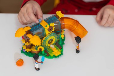 Lviv, Ukrayna - 2 Ocak 2025: LEGO Friends oynayan çocuğa yakın çekim