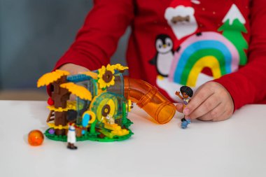 Lviv, Ukrayna - 2 Ocak 2025: LEGO Friends oynayan çocuğa yakın çekim