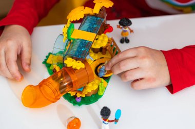 Lviv, Ukrayna - 2 Ocak 2025: LEGO Friends oynayan çocuğa yakın çekim