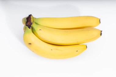 Beyaz arka planda izole edilmiş olgun muzların yakın çekimi
