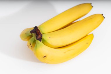 Beyaz arka planda izole edilmiş olgun muzların yakın çekimi