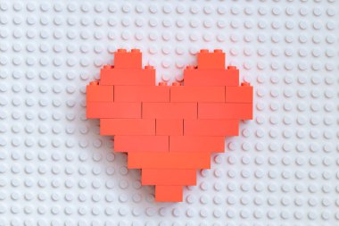 Lviv, Ukrayna - 4 Ocak 2025: Tasarım amacıyla Lego bloklarından yapılmış kalp