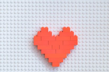 Lviv, Ukrayna - 4 Ocak 2025: Tasarım amacıyla Lego bloklarından yapılmış kalp