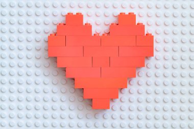 Lviv, Ukrayna - 4 Ocak 2025: Tasarım amacıyla Lego bloklarından yapılmış kalp