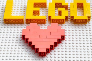 Lviv, Ukrayna - 4 Ocak 2025: Lego yazıtı ve kalbi tasarım amacıyla Lego bloklarından yapıldı