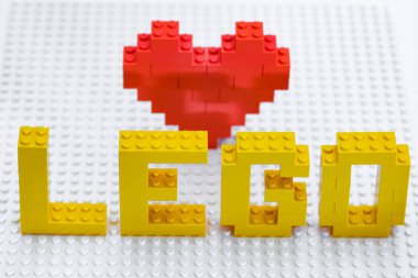 Lviv, Ukrayna - 4 Ocak 2025: Lego yazıtı ve kalbi tasarım amacıyla Lego bloklarından yapıldı