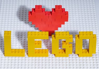 Lviv, Ukrayna - 4 Ocak 2025: Lego yazıtı ve kalbi tasarım amacıyla Lego bloklarından yapıldı