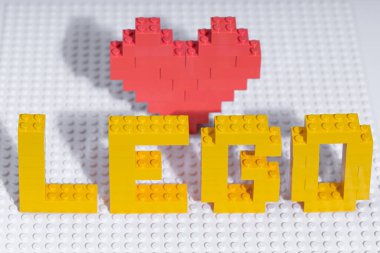 Lviv, Ukrayna - 4 Ocak 2025: Lego yazıtı ve kalbi tasarım amacıyla Lego bloklarından yapıldı