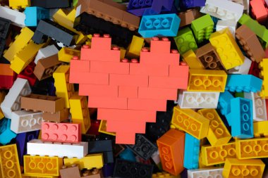 Lviv, Ukrayna - 4 Ocak 2025: Tasarım amacıyla Lego bloklarından yapılmış kalp