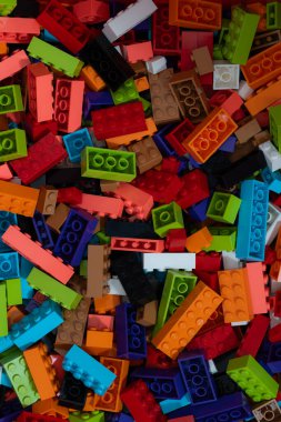 Lviv, Ukrayna - 4 Ocak 2025: Tasarım amacı için renkli Lego blokları
