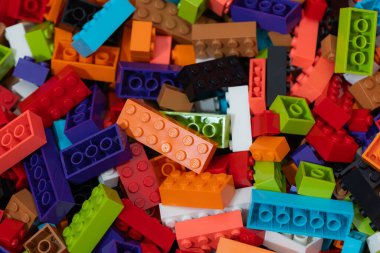 Lviv, Ukrayna - 4 Ocak 2025: Tasarım amacı için renkli Lego blokları