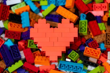 Lviv, Ukrayna - 4 Ocak 2025: Tasarım amacı için renkli Lego blokları