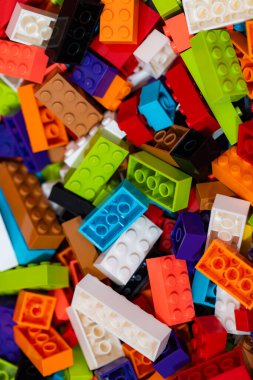 Lviv, Ukrayna - 4 Ocak 2025: Tasarım amacı için renkli Lego blokları