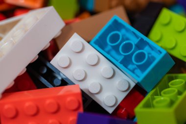 Lviv, Ukrayna - 4 Ocak 2025: Tasarım amacı için renkli Lego blokları