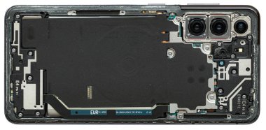 Lviv, Ukrayna - 5 Ocak 2025: Samsung Galaxy S Serisi, arka kapağı olmadan, telefonun bakımı