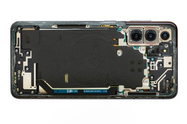 Lviv, Ukrayna - 5 Ocak 2025: Samsung Galaxy S Serisi, arka kapağı olmadan, telefonun bakımı