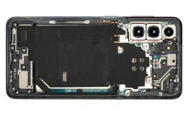 Lviv, Ukrayna - 5 Ocak 2025: Samsung Galaxy S Serisi, arka kapağı olmadan, telefonun bakımı