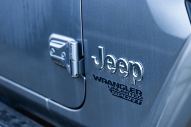 Lviv, Ukrayna - 26 Kasım 2024: Sınırsız Jeep Wrangler Spor Sahası