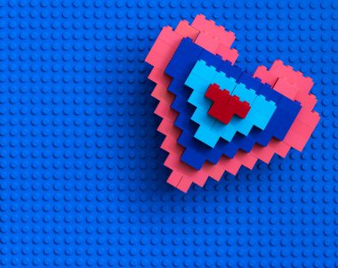 Lviv, Ukrayna - 8 Ocak 2025: Lego bloklarından tasarım amaçlı yapılmış renkli kalp