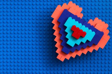 Lviv, Ukrayna - 8 Ocak 2025: Lego bloklarından tasarım amaçlı yapılmış renkli kalp