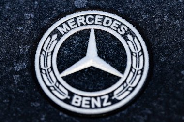 Lviv, Ukrayna - 26 Kasım 2024: Mercedes-Benz logosu