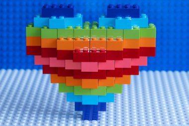 Lviv, Ukrayna - 10 Ocak 2025: Lego bloklarından tasarım amaçlı yapılmış renkli kalp
