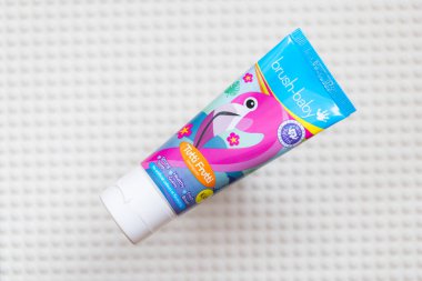 Lviv, Ukrayna - 10 Ocak 2025: Fırça-BabyTutti Frutti diş macununun yakın çekimi