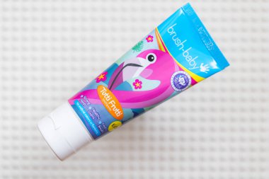 Lviv, Ukrayna - 10 Ocak 2025: Fırça-BabyTutti Frutti diş macununun yakın çekimi