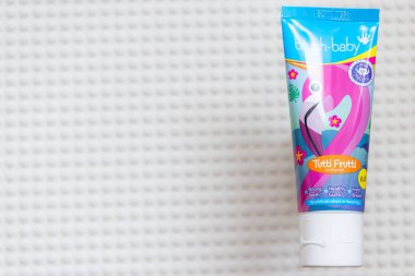 Lviv, Ukrayna - 10 Ocak 2025: Fırça-BabyTutti Frutti diş macununun yakın çekimi