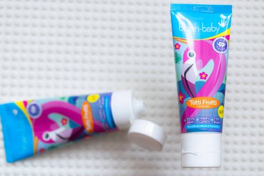 Lviv, Ukrayna - 10 Ocak 2025: Fırça-BabyTutti Frutti diş macununun yakın çekimi