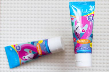 Lviv, Ukrayna - 10 Ocak 2025: Fırça-BabyTutti Frutti diş macununun yakın çekimi