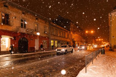 Lviv, Ukrayna - 12 Ocak 2025: Kışın Lviv Caddesi