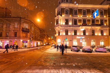 Lviv, Ukrayna - 12 Ocak 2025: Kışın Lviv Caddesi