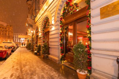 Lviv, Ukrayna - 12 Ocak 2025: Ionov 'un Pastanesi' nin Noel süslemesi 'Altın Yıldız Altında'