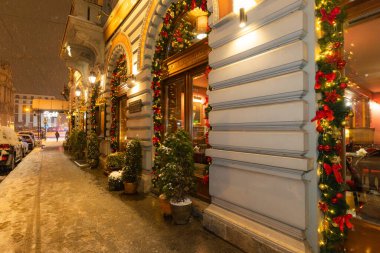 Lviv, Ukrayna - 12 Ocak 2025: Ionov 'un Pastanesi' nin Noel süslemesi 'Altın Yıldız Altında'