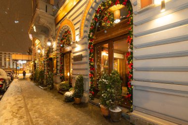 Lviv, Ukrayna - 12 Ocak 2025: Ionov 'un Pastanesi' nin Noel süslemesi 'Altın Yıldız Altında'