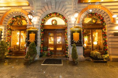 Lviv, Ukrayna - 12 Ocak 2025: Ionov 'un Pastanesi' nin Noel süslemesi 'Altın Yıldız Altında'