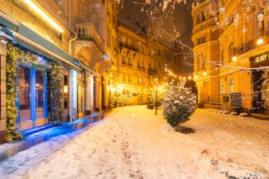 Lviv, Ukrayna - 12 Ocak 2025: Kışın Lviv Caddesi