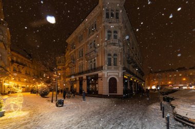 Lviv, Ukrayna - 12 Ocak 2025: Kışın Lviv Caddesi