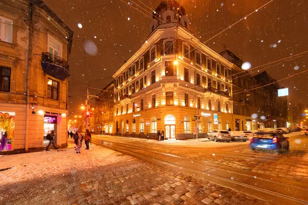 Lviv, Ukrayna - 12 Ocak 2025: Kışın Lviv Caddesi
