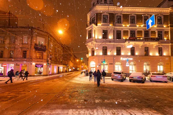 Lviv, Ukrayna - 12 Ocak 2025: Kışın Lviv Caddesi