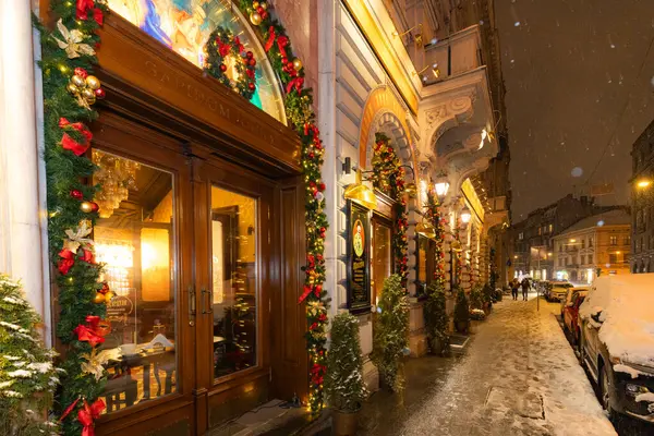 Lviv, Ukrayna - 12 Ocak 2025: Ionov 'un Pastanesi' nin Noel süslemesi 'Altın Yıldız Altında'